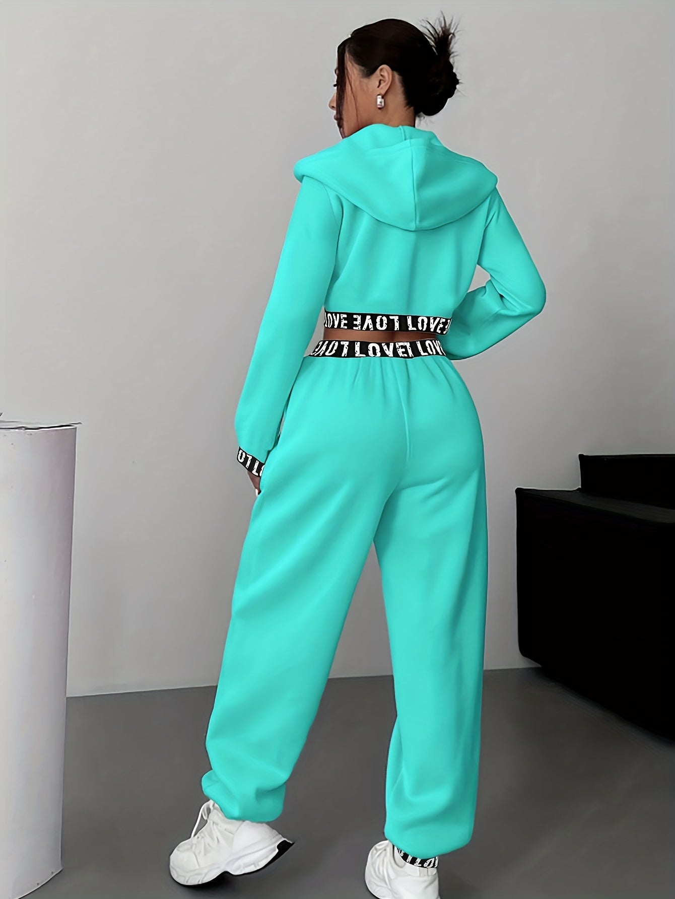 Sportieve dames-loungewear-tweedelige set met cropped hoodie en broek, band met het opschrift ‘LOVE’