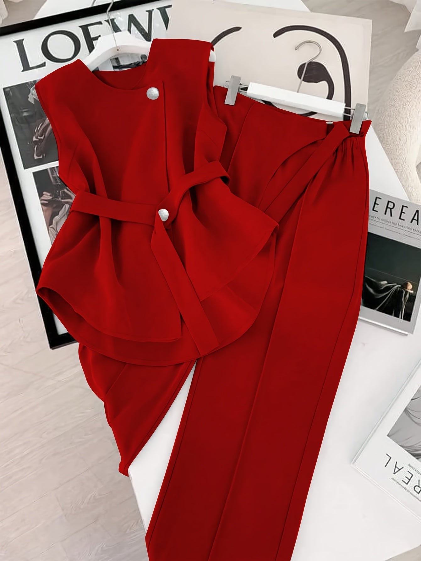 Conjunto de dos piezas para mujer – Elegante atuendo de negocios con blusa asimétrica y pantalones anchos – Moderno y estilizado para oficina y eventos