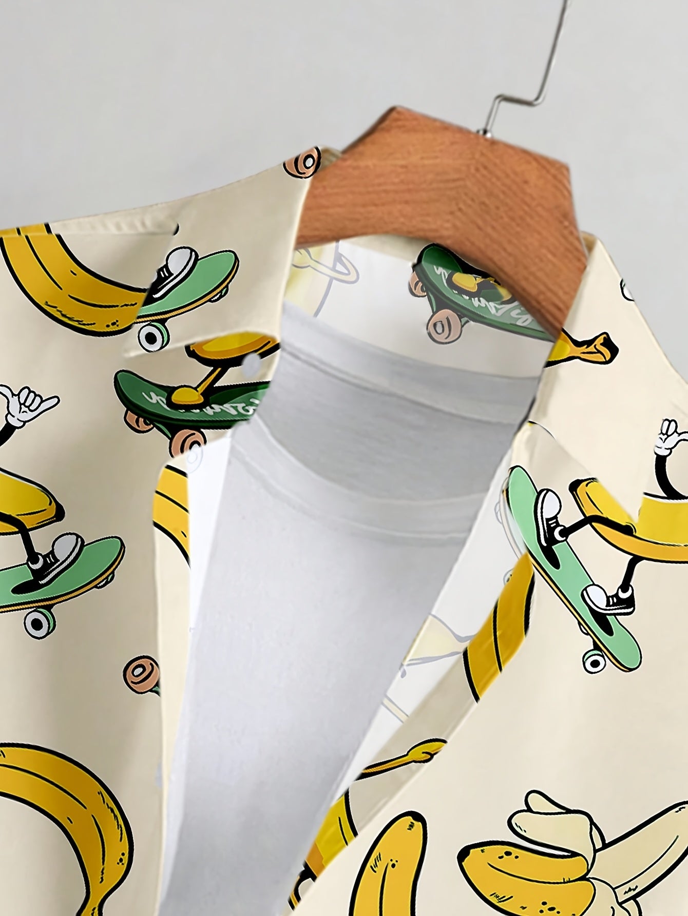 Herre kortærmet fritidsskjorte med skateboard-bananer tegneserieprint – sommerfest statement skjorte