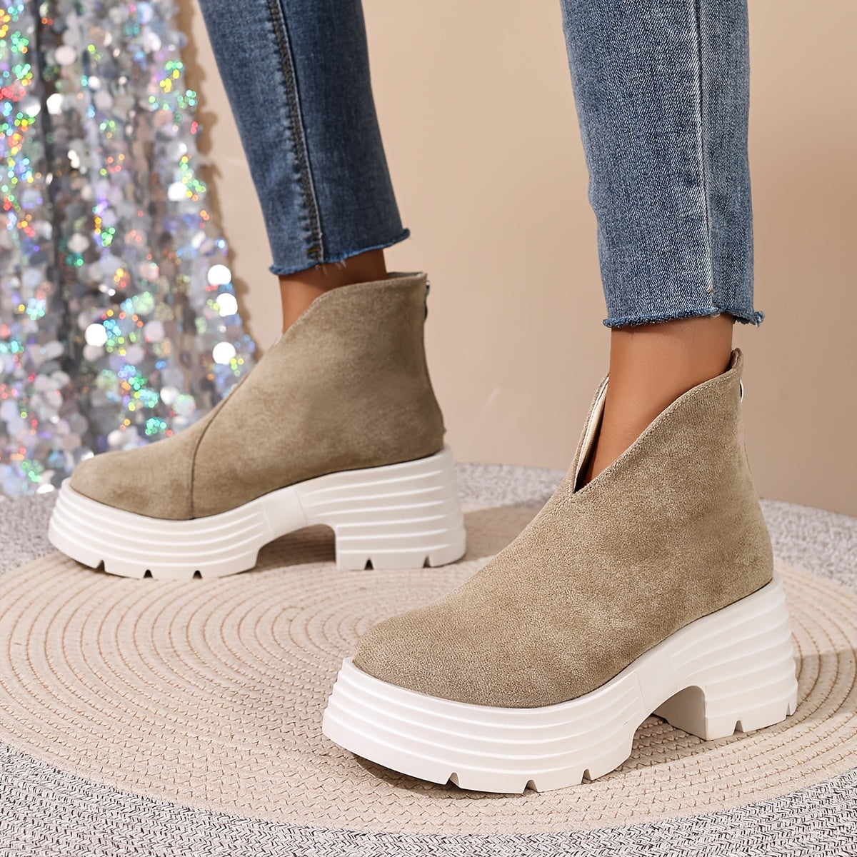 Damen Plateaustiefel mit V-Ausschnitt, robuster Sohle und Reißverschluss hinten