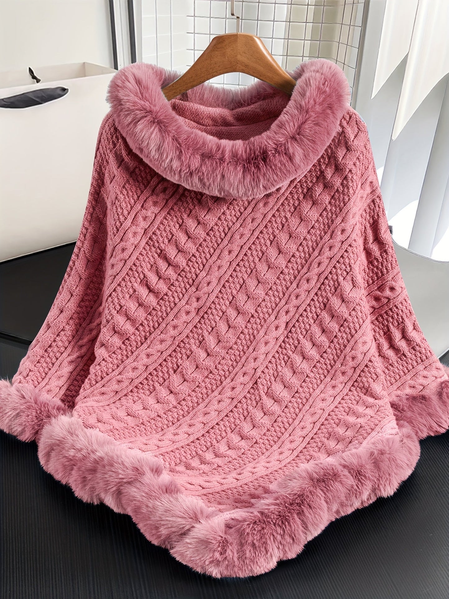 Strickponcho Damen mit Kunstfellbesatz Zopfmuster Kapuze