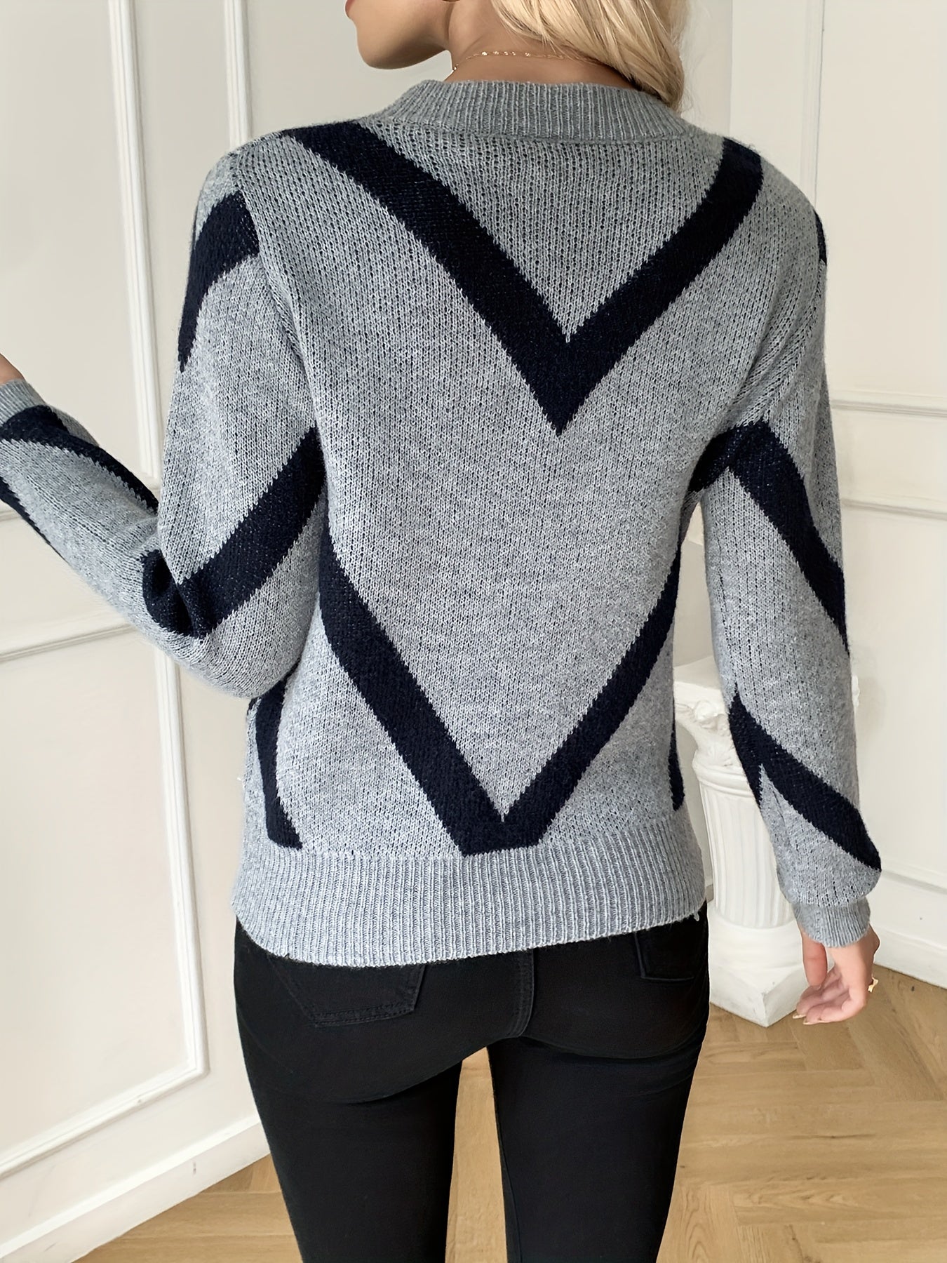 Pullover da donna in maglia con scollo rotondo e motivo chevron grigio e nero