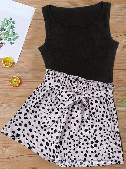 Dame elegant sommersett med ermeløs topp og prikkete shorts – moteriktig fritidslook