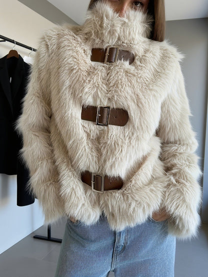 Giacca da donna in pelliccia sintetica beige con fibbie e collo alto