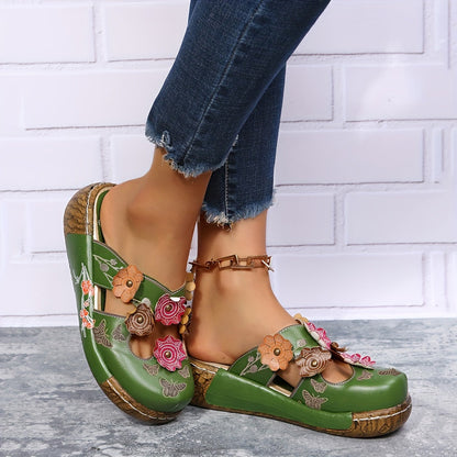Damskie klapki na platformie z aplikacją kwiatową i koturnem – styl boho, wygodne buty na co dzień