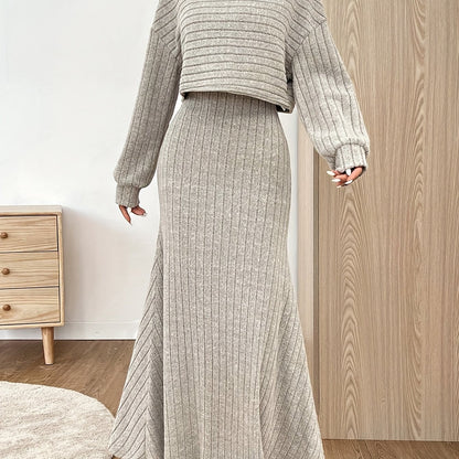 Ribstrikket todelt sæt til kvinder i beige med kort pullover og lang nederdel