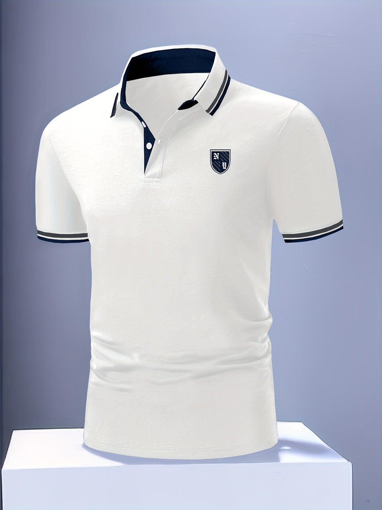 Polo para hombre estilo casual universitario con detalles en contraste y bordado – manga corta para uso diario y tiempo libre