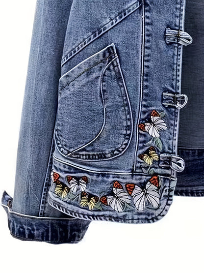 Lyseblå denimjakke til damer med broderede sommerfugle, ståkrave og kort snit