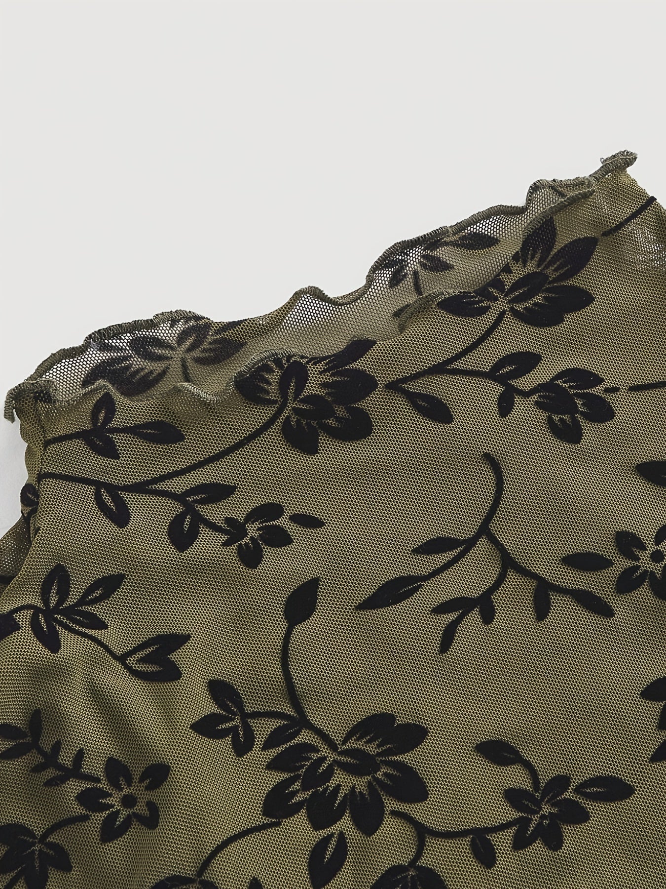 Dame Croptopp i mesh med blomsterprint og ståkrage – Elegant sommerstil
