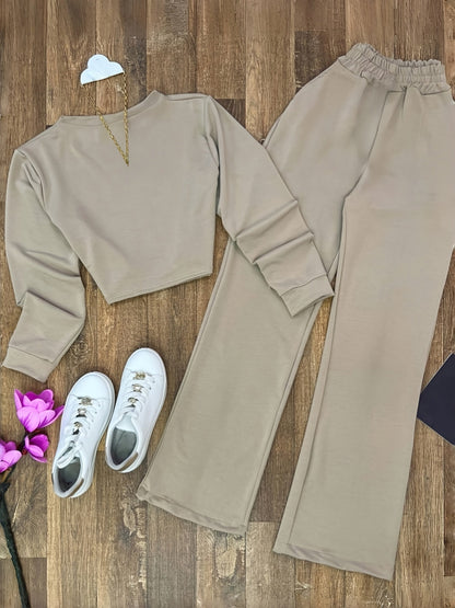 Completo da donna per il tempo libero, top corto a maniche lunghe e pantaloni ampi, beige