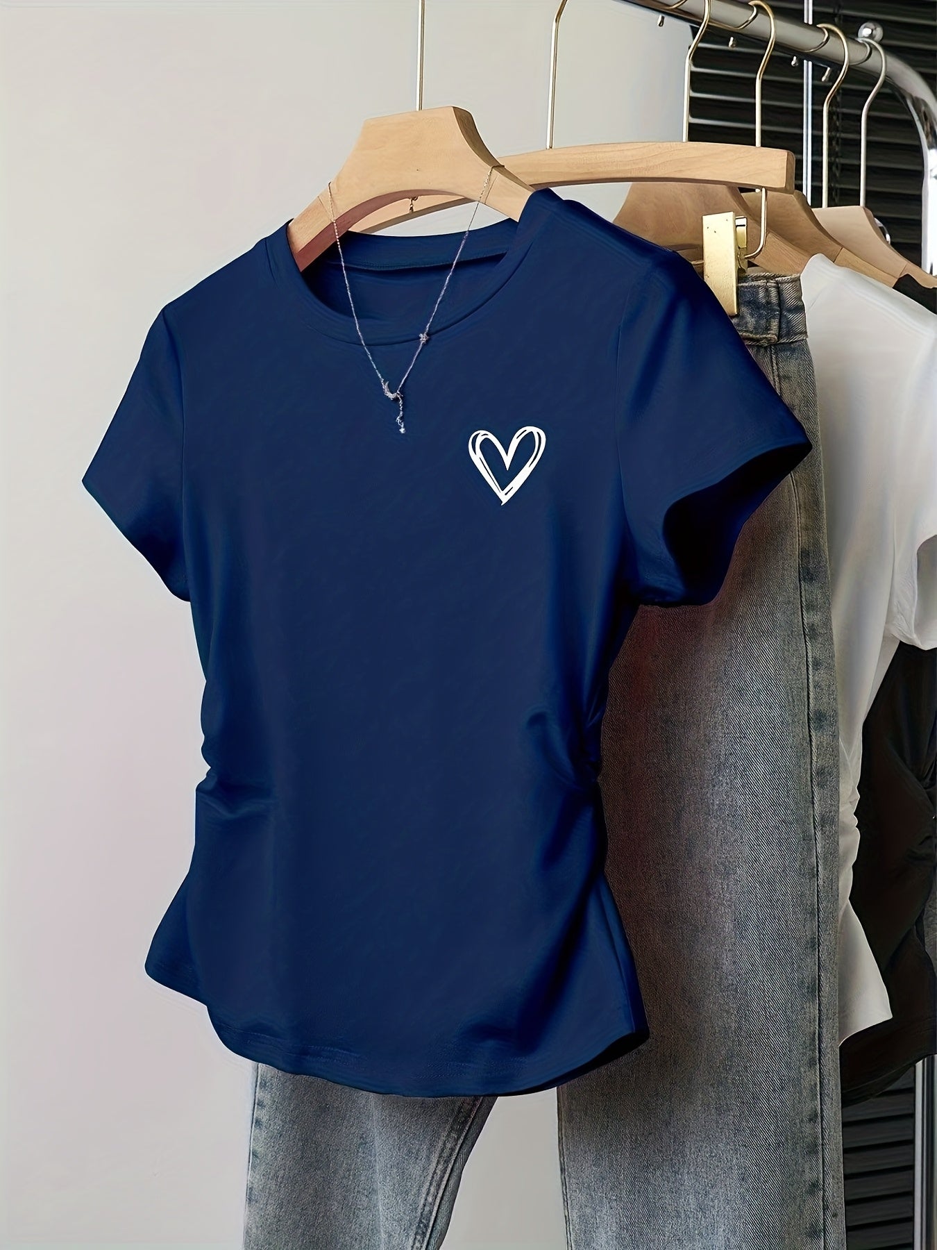 Camiseta para mujer con estampado de corazón y corte moderno – Ideal para día a día y ocio