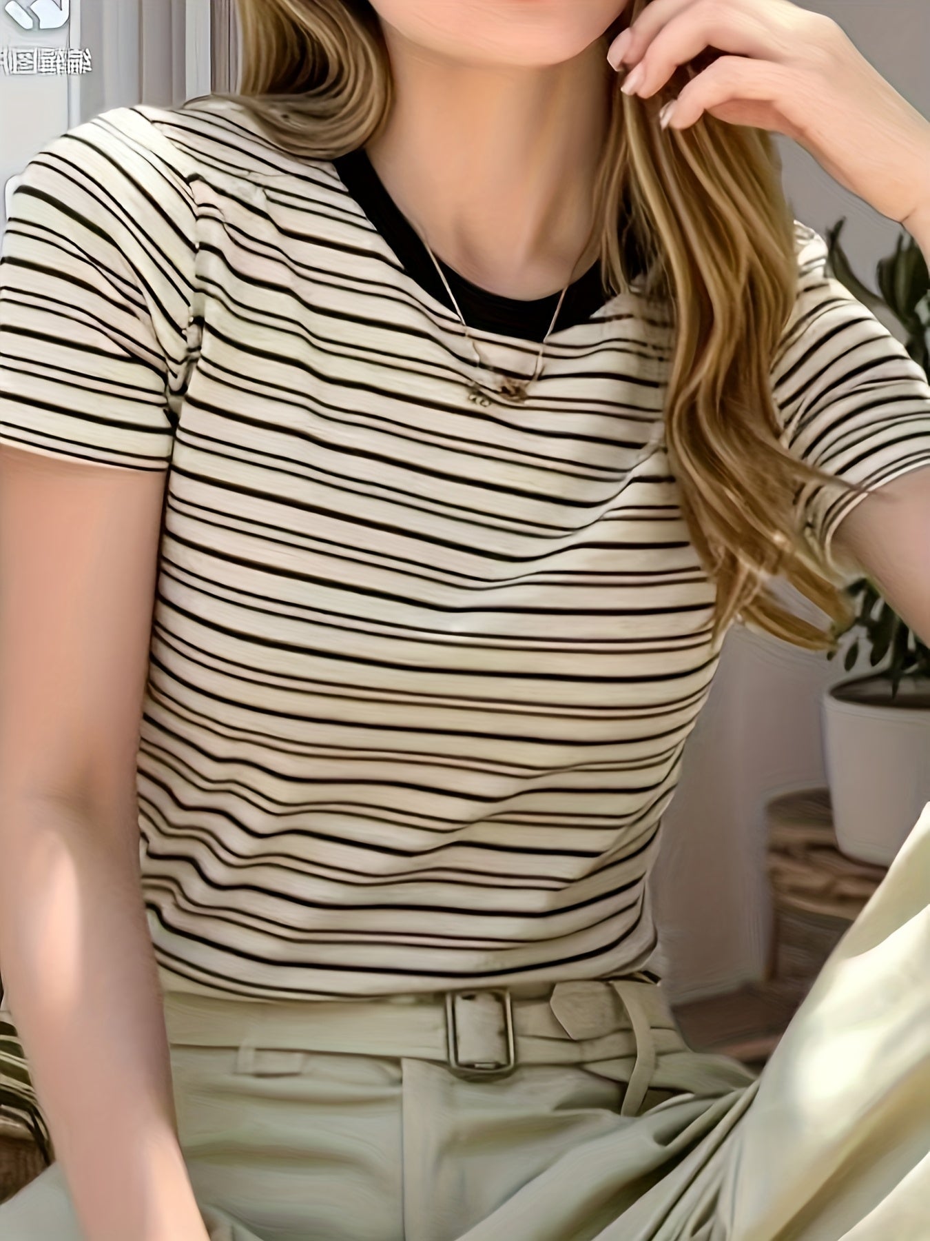 Damska koszulka w paski z krótkim rękawem i okrągłym dekoltem – elegancki styl casual na lato