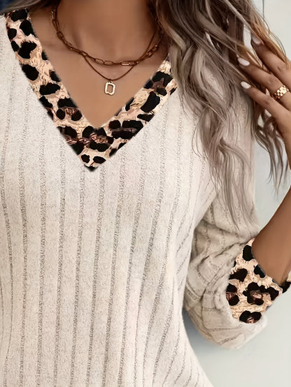 Damen Langarmshirt mit V-Ausschnitt und Leo-Print Details