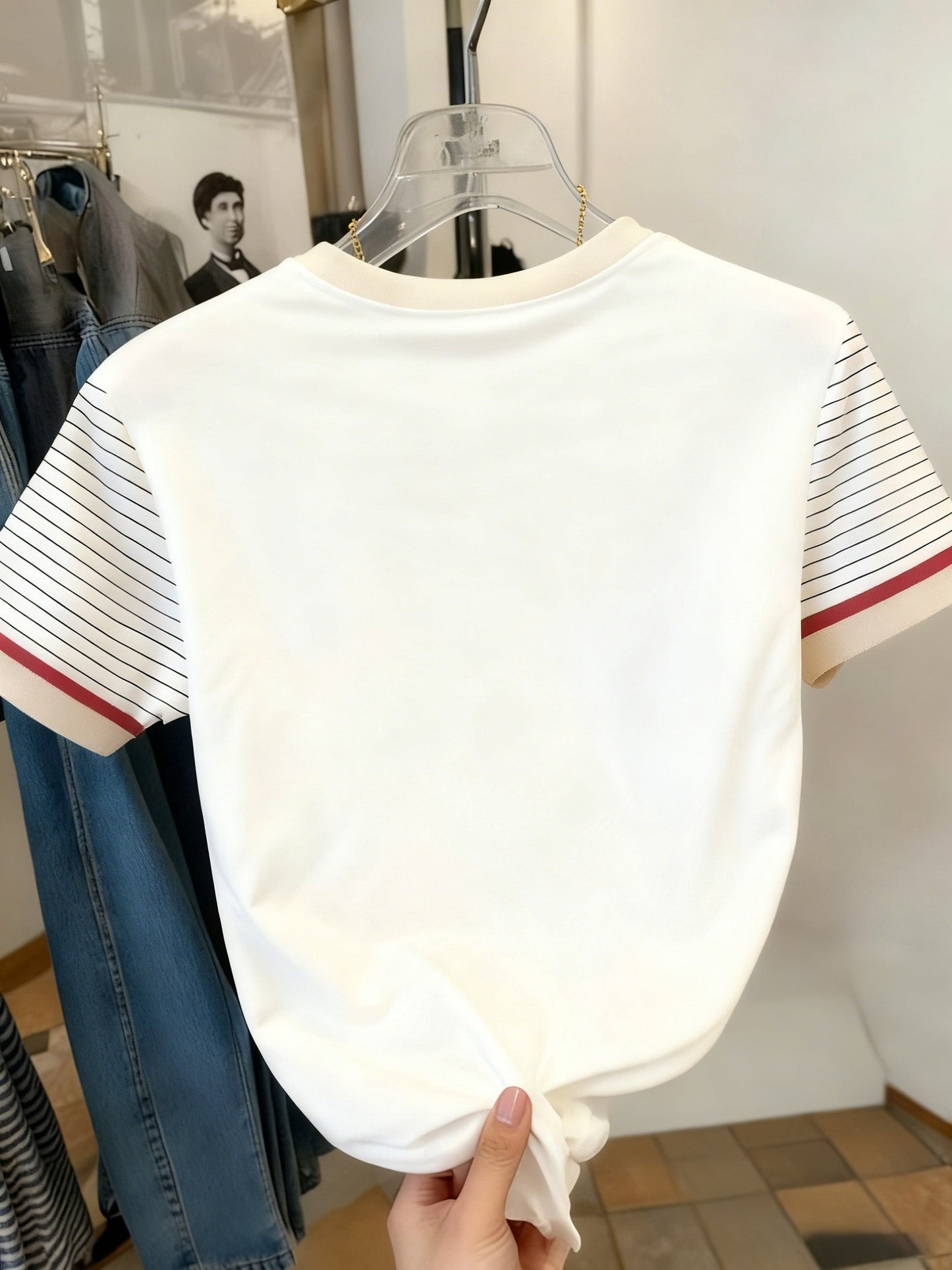 Damska koszulka z logo jednorożca i rękawami w paski – casualowy streetstyle