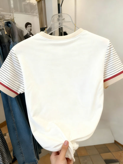 Damska koszulka z logo jednorożca i rękawami w paski – casualowy streetstyle