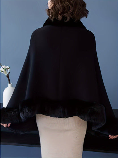 Mantella da donna con bordo in ecopelliccia: elegante poncho-stola in vari colori