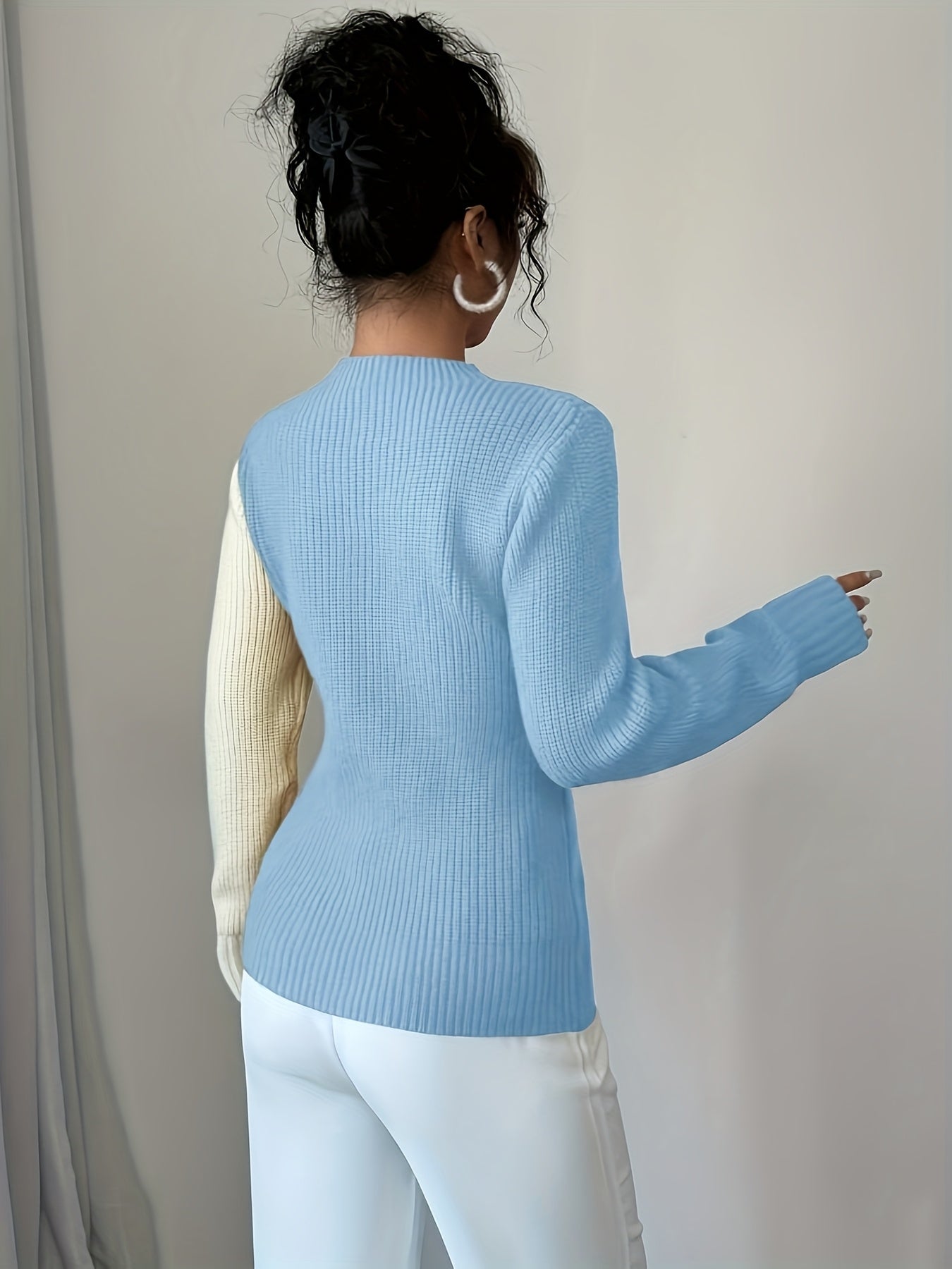 Pullover in maglia bicolore con motivo a cuori e collo alto da donna