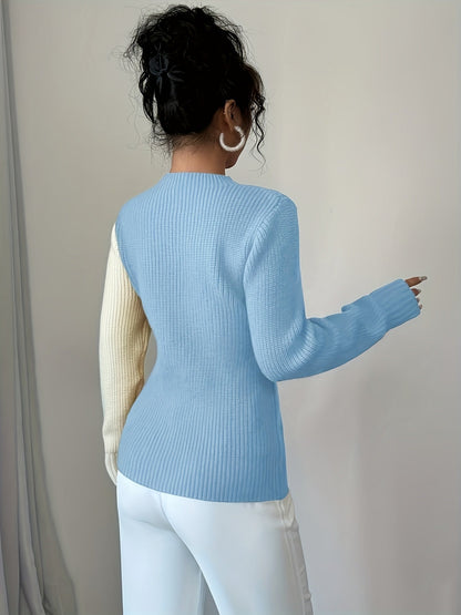 Pullover in maglia bicolore con motivo a cuori e collo alto da donna