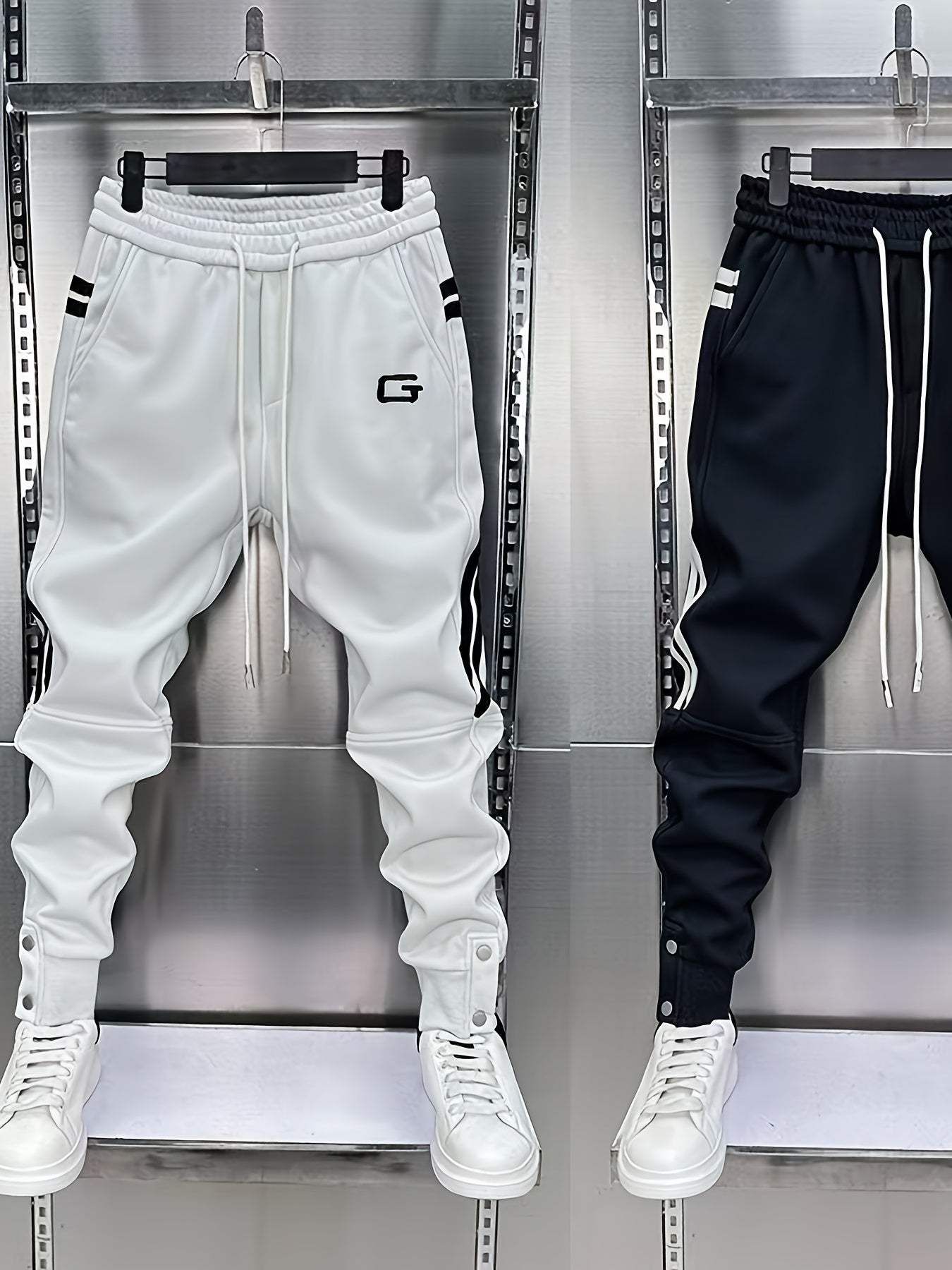 Pantaloni da jogging da uomo sportivi con bande laterali, coulisse e bottoni in vita