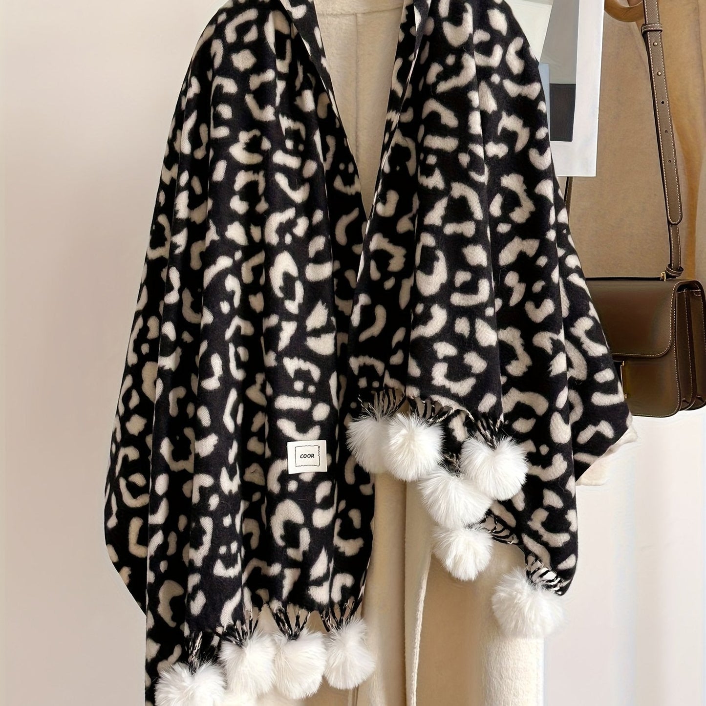 Schal mit Leopardenmuster und Pompons, weiches Material
