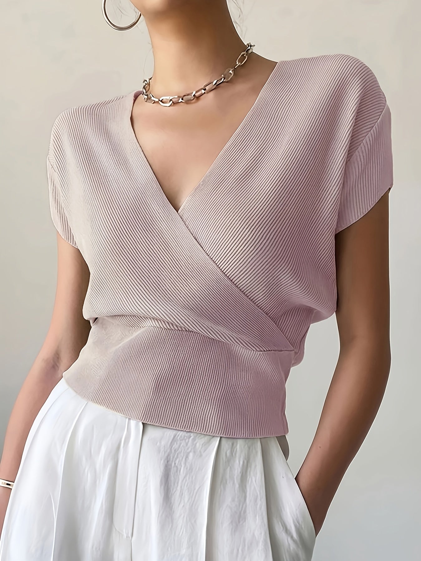 Dames wikkelshirt met V-hals en korte mouw – Modern vrijetijdstopje