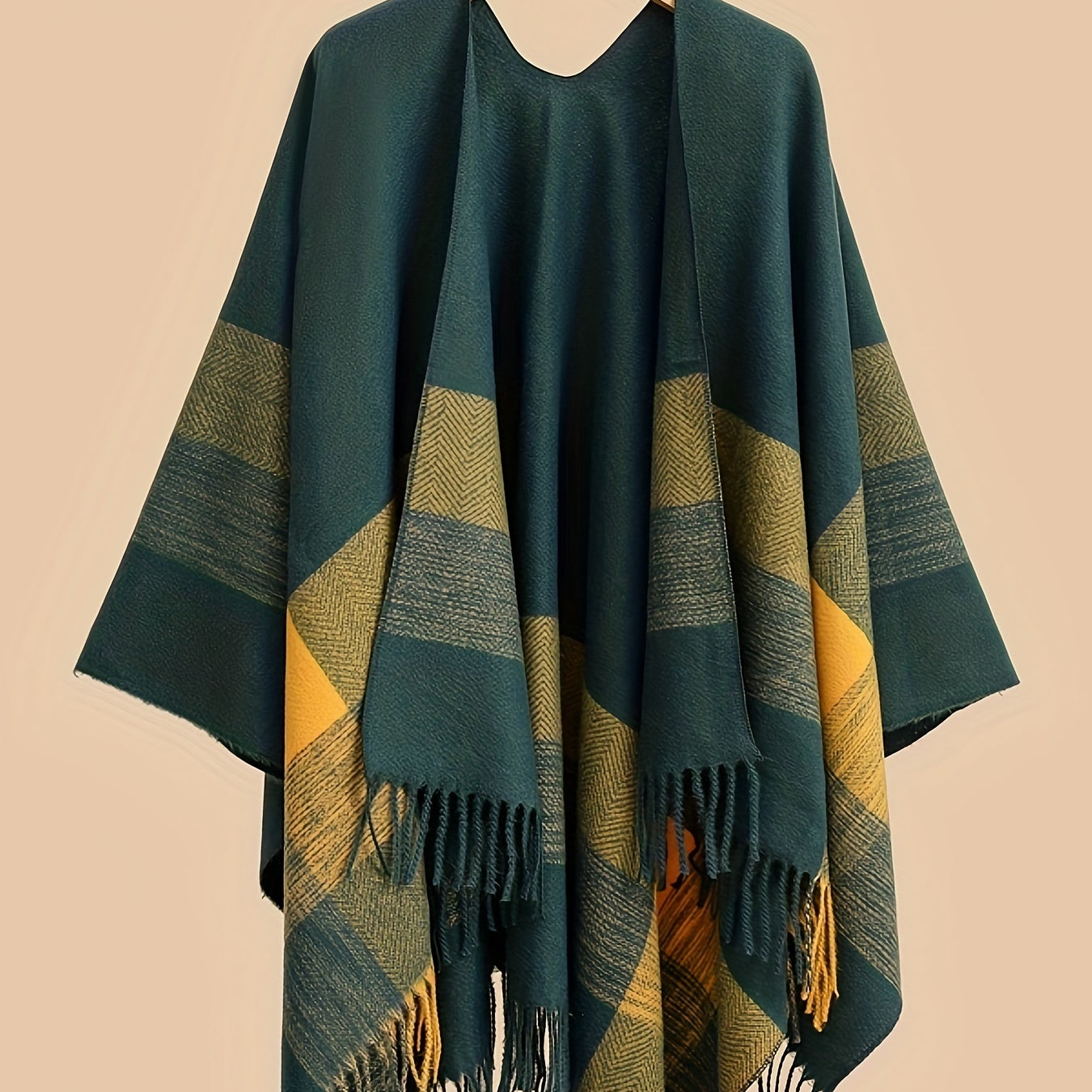 Poncho capa de mujer con flecos y frente abierto