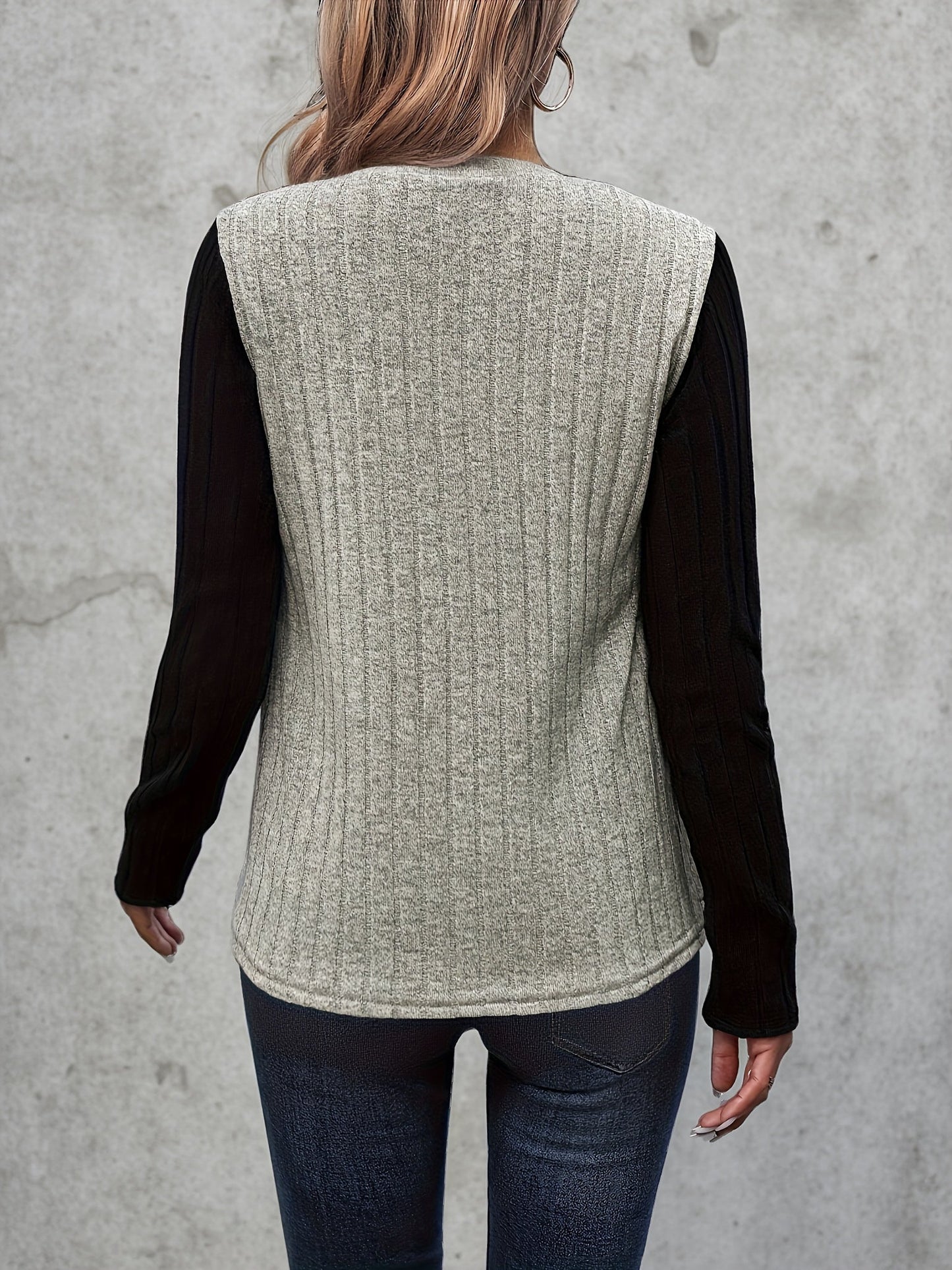 Langærmet dameshirt med rund hals, ribstrik og knapper på skuldrene