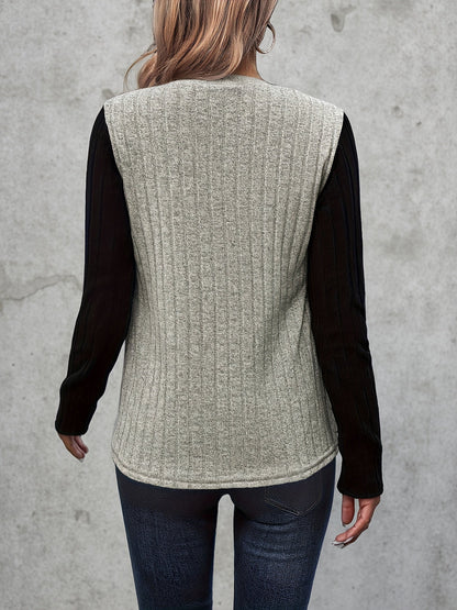 Langærmet dameshirt med rund hals, ribstrik og knapper på skuldrene