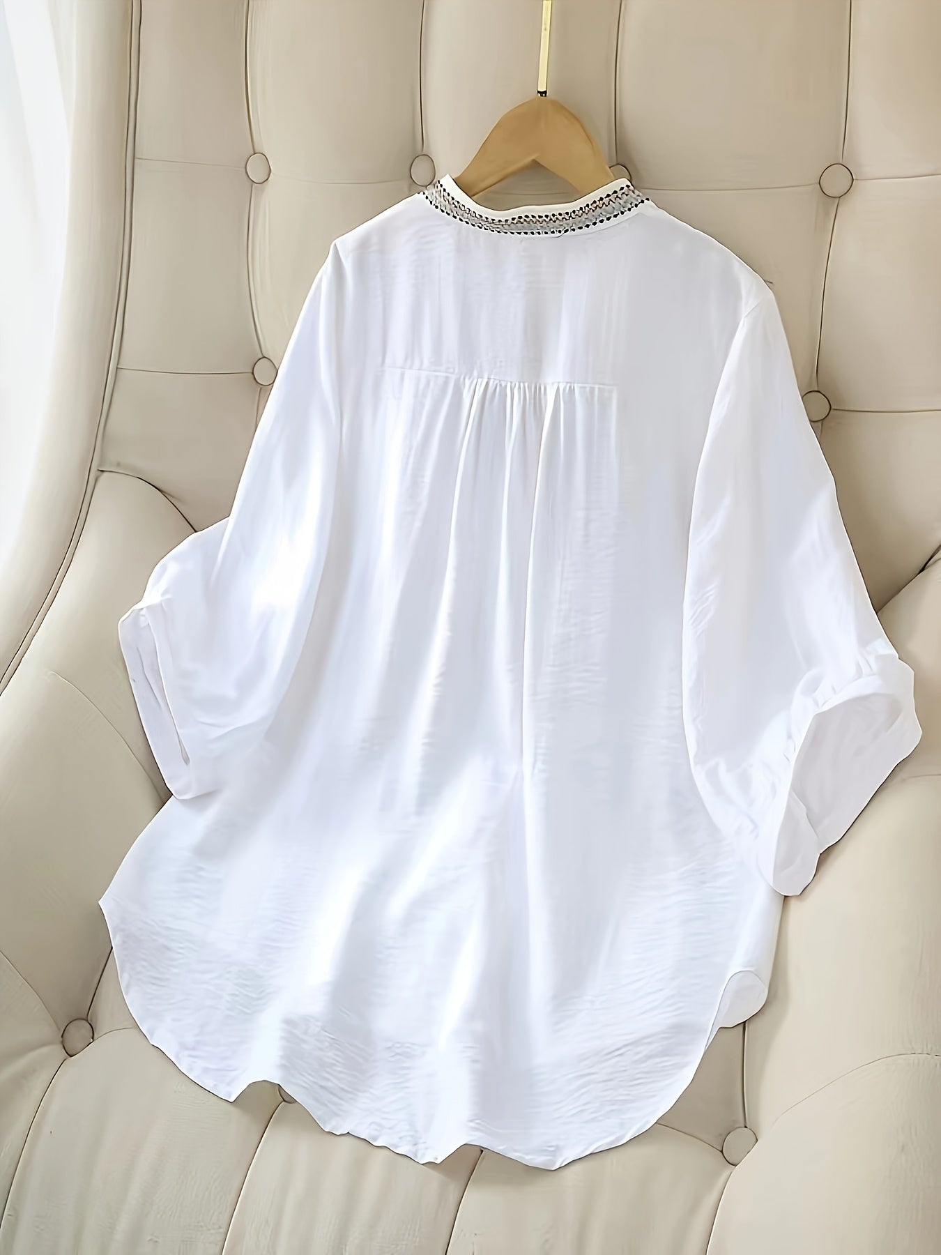 Damebluse elegant broderet med ståkrave og 3/4-ærmer – Perfekt til forår og sommer