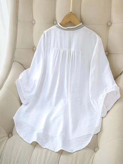 Damebluse elegant broderet med ståkrave og 3/4-ærmer – Perfekt til forår og sommer