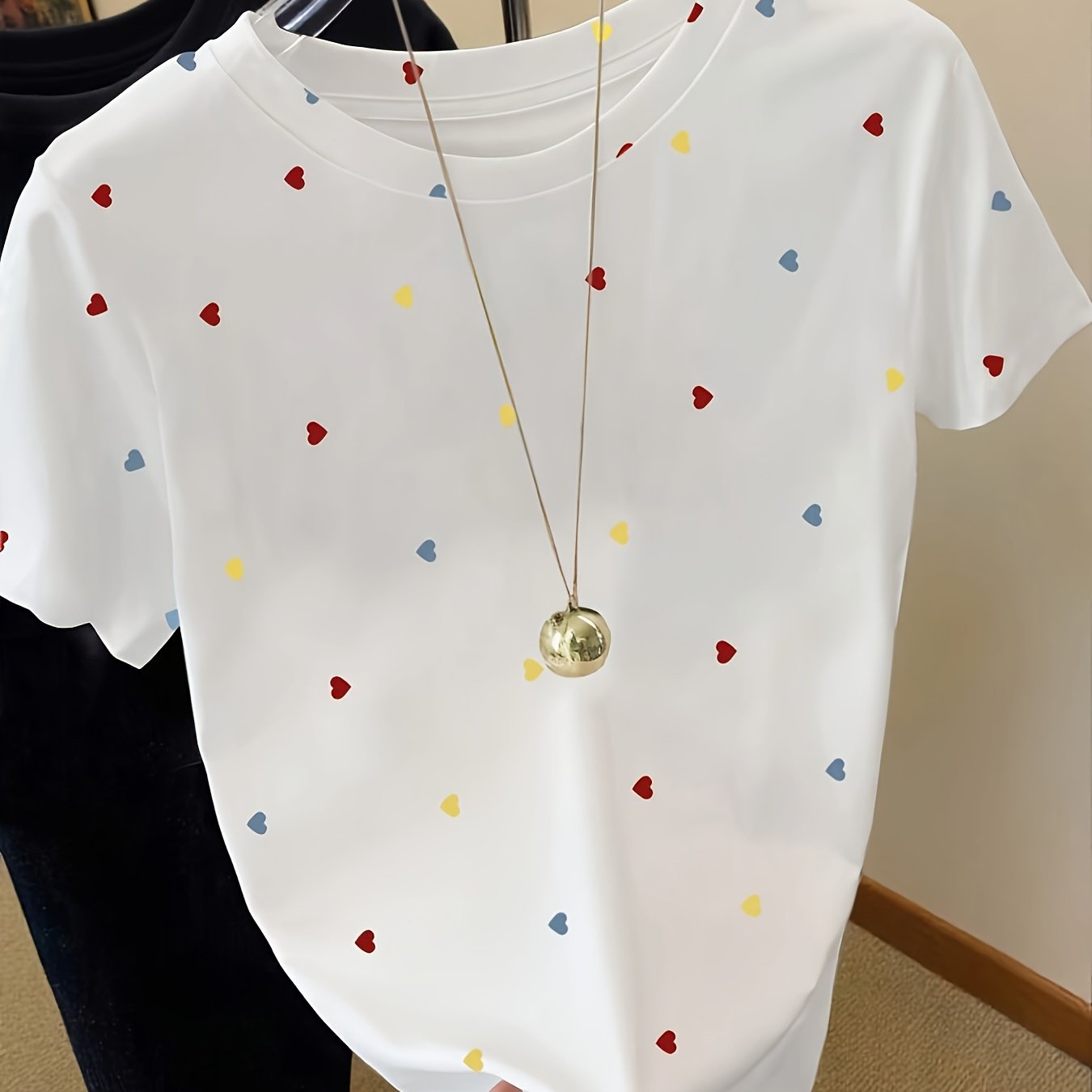 Dame T-shirt med Prikker – Elegant Fritidsstil til Sommeren