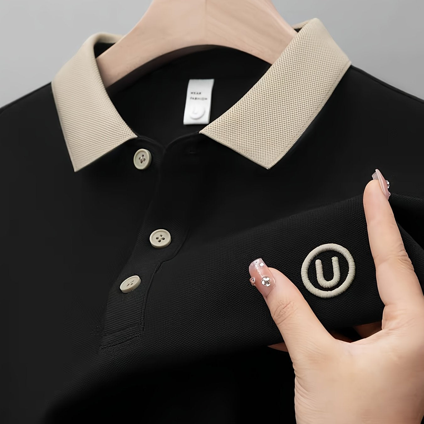 Herre poloshirt med kontrastkrave og broderet logo – stilfuld og afslappet til hverdag og fritid