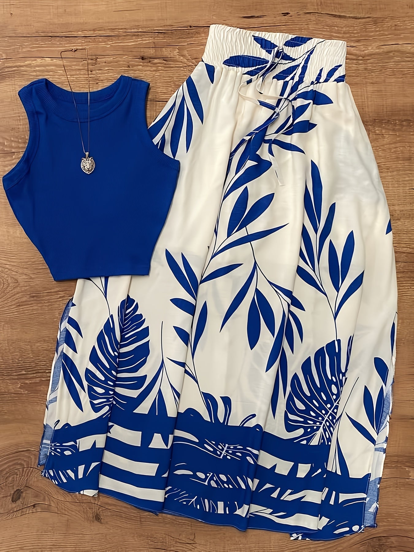 Damen Sommer-Urlaubsoutfit im tropischen Stil – Ärmelloses Top mit gemustertem Maxirock