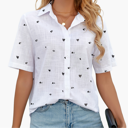 Dame kortærmet skjortebluse med hjerteprint – afslappet sommerlook, ideel til fritid og ferie