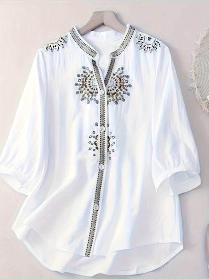Damebluse elegant broderet med ståkrave og 3/4-ærmer – Perfekt til forår og sommer