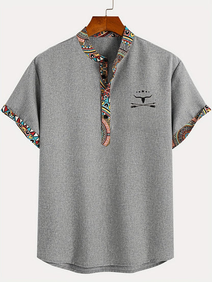 Chemise décontractée homme à manches courtes style ethnique avec motif tribal et col en V