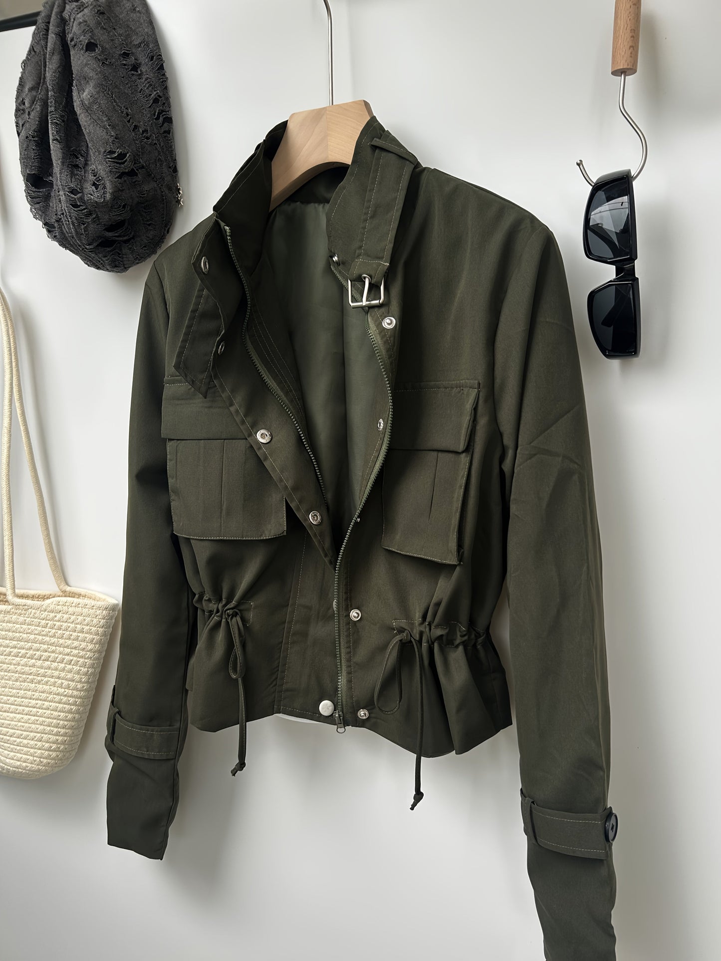 Giacca corta da donna per la mezza stagione in stile utility, con dettaglio di fibbie, tasche e coulisse