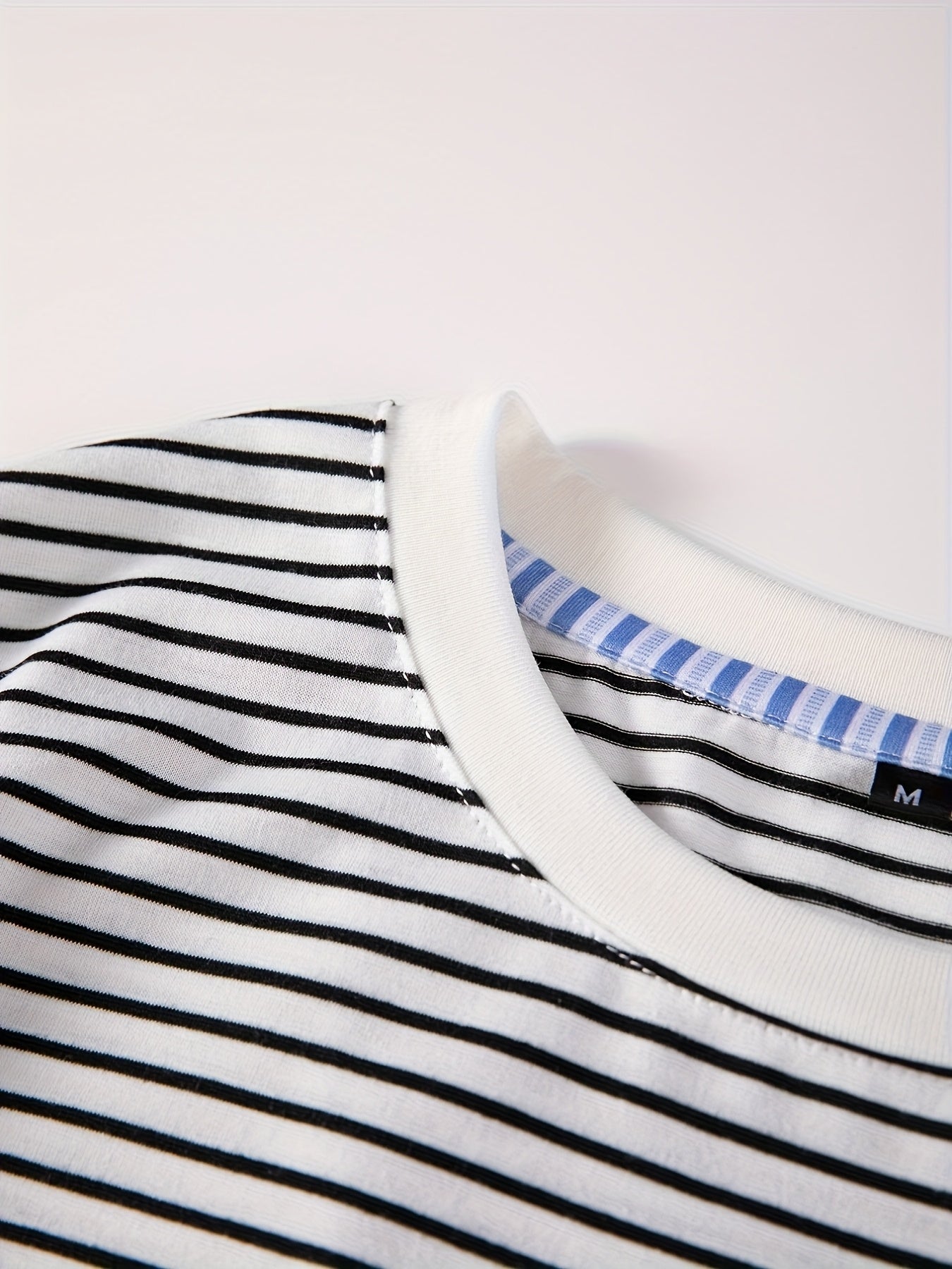 Męski T-shirt z klasycznymi paskami – krótki rękaw, nowoczesny i wszechstronny