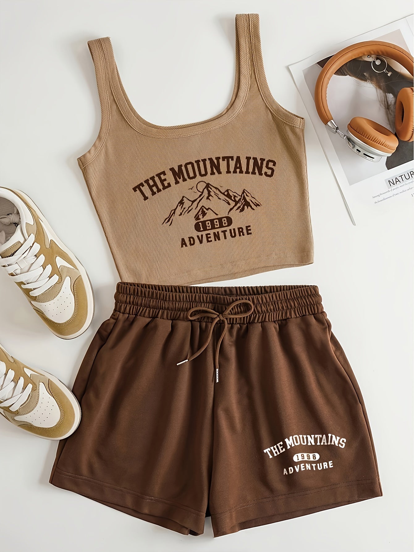 Damski zestaw sportowy na co dzień – The Mountains Adventure top i szorty – letni strój do relaksu