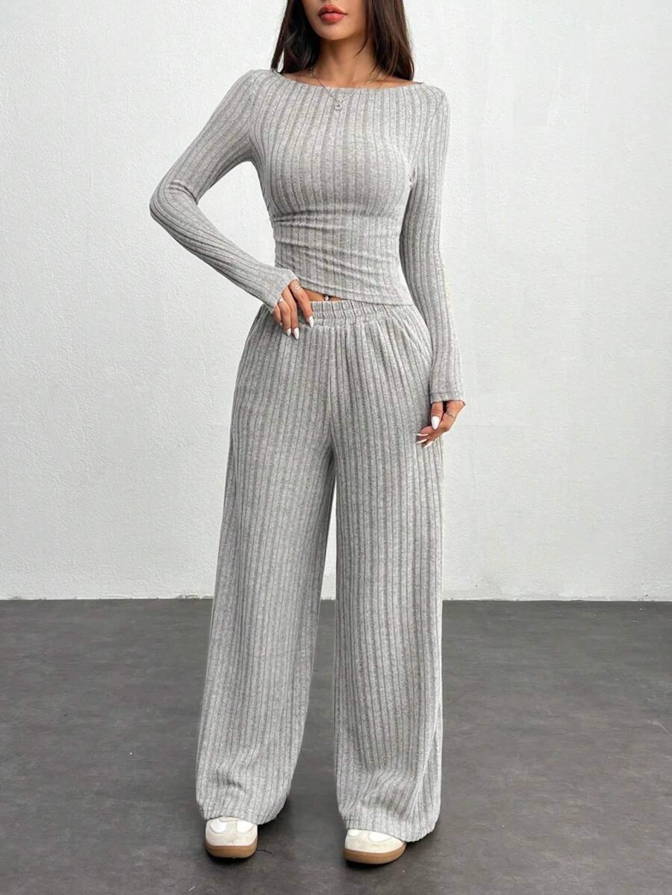 Completo loungewear a coste da donna, top corto a maniche lunghe e pantaloni ampi, grigio