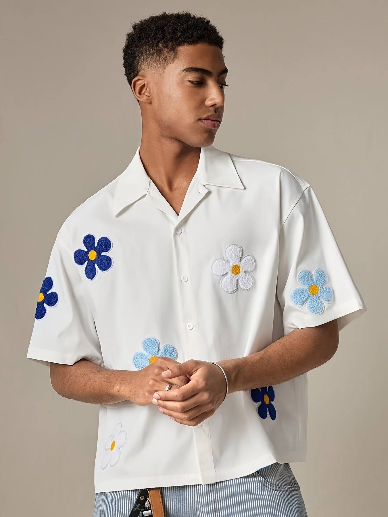 Herre kortermet fritidsskjorte med blomsterapplikasjoner – Moderne camp-krage design for hverdag og sommer
