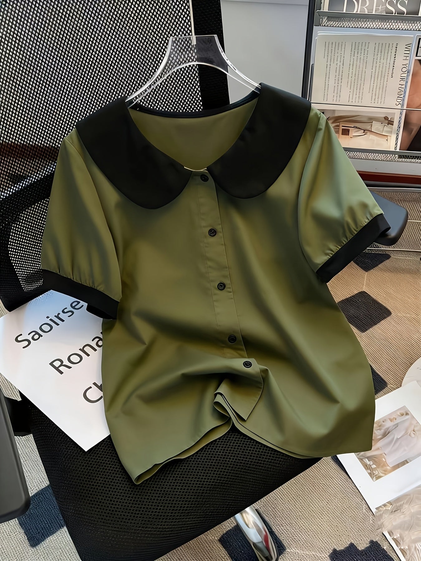 Dam Elegant blus med kontrastkrage och knappslå – Klassisk för kontor och vardag