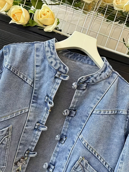 Lyseblå denimjakke til damer med broderede sommerfugle, ståkrave og kort snit