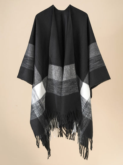 Poncho capa de mujer con flecos y frente abierto