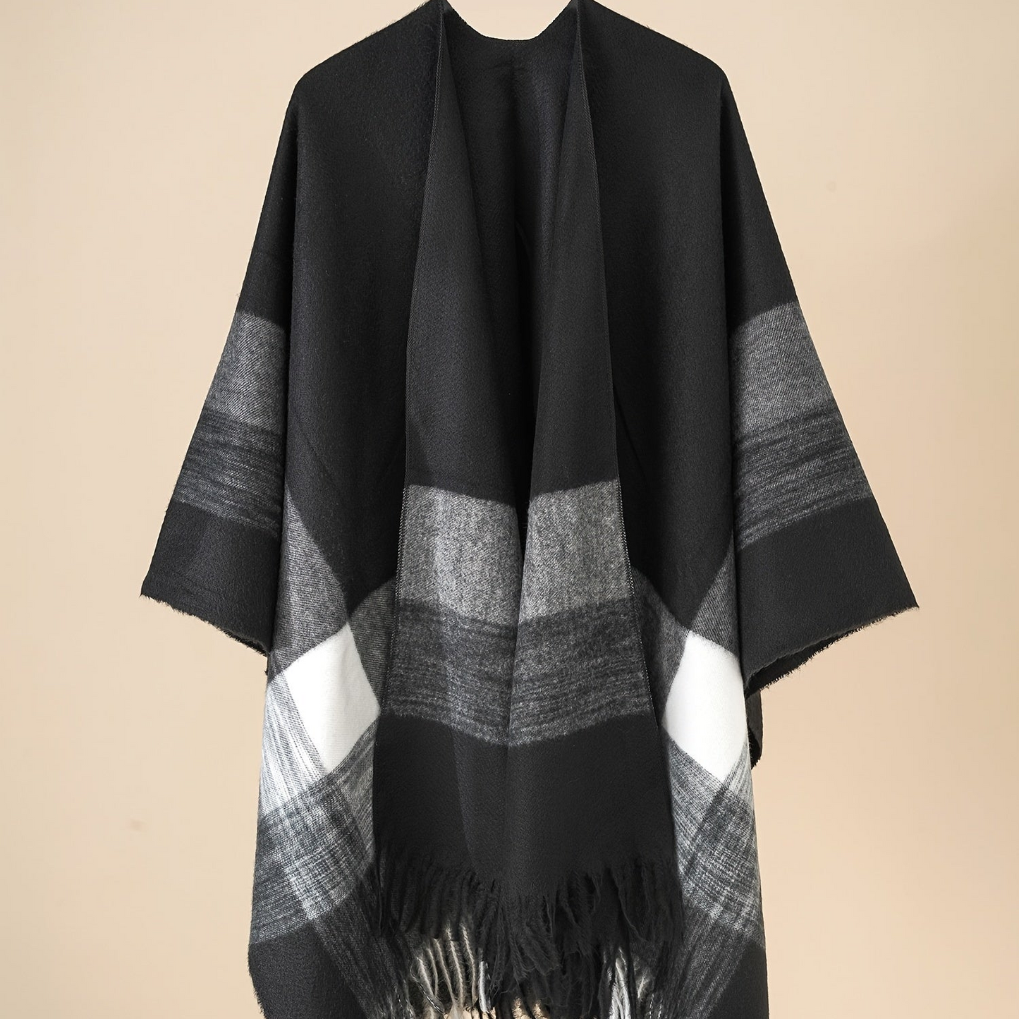 Poncho capa de mujer con flecos y frente abierto