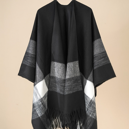 Poncho capa de mujer con flecos y frente abierto
