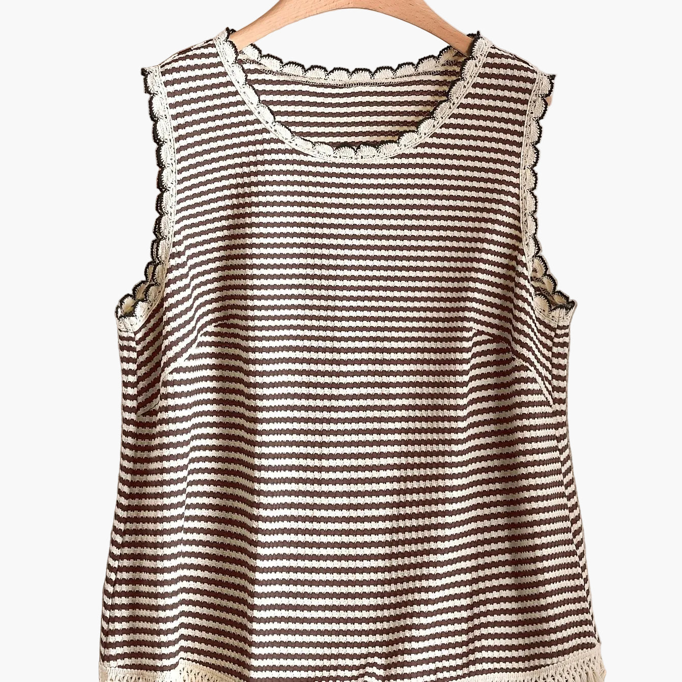 Dame strikket topp i boho-stil med striper og frynser, ermeløs – Perfekt for vår og sommer
