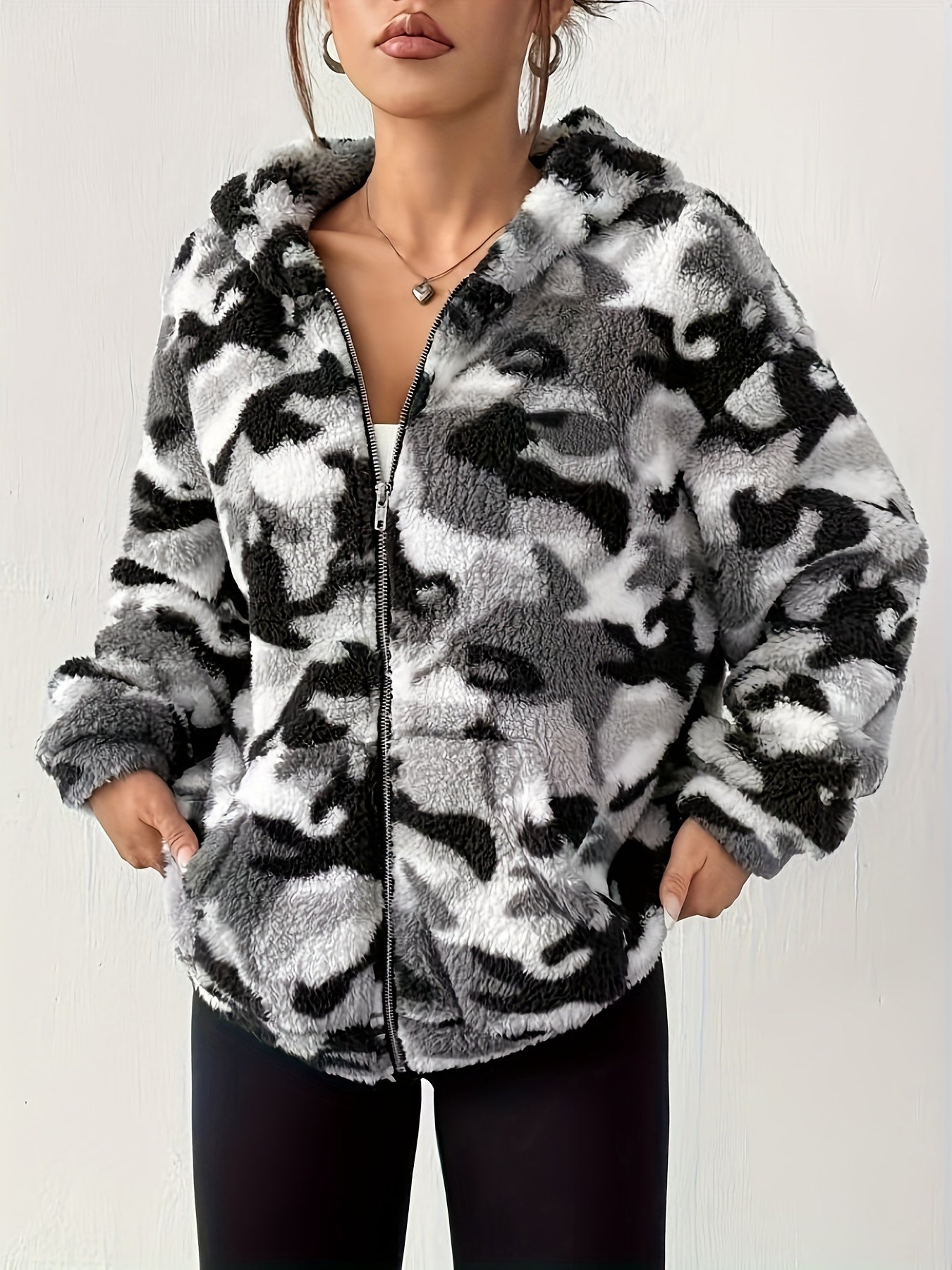Teddy-Fleece Jacke mit Kapuze und Reißverschluss, Tarnmuster für Damen