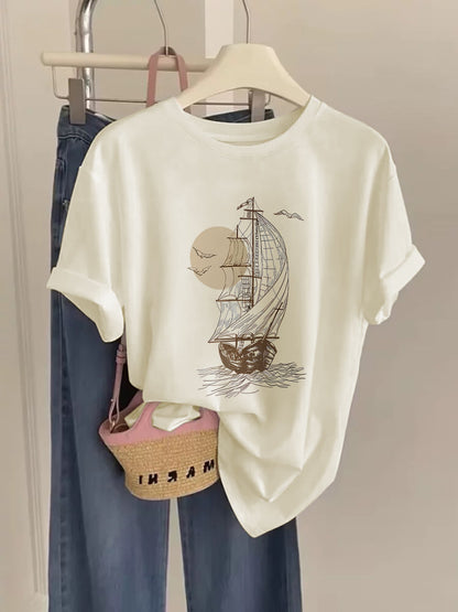 Dame T-shirt med vintage skibsprint – maritim fritidsstil til eventyrlystne