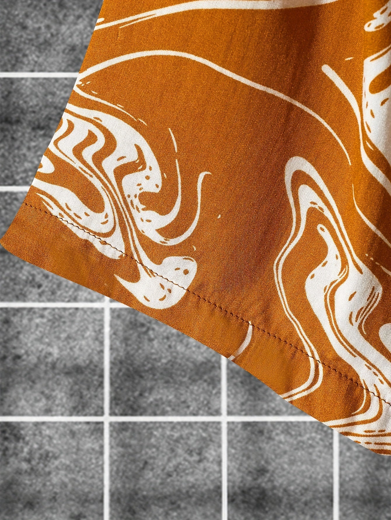 Herren Kurzarm-Resorthemd im modernen Marmor-Wirbel-Design – Freizeit & Sommermode